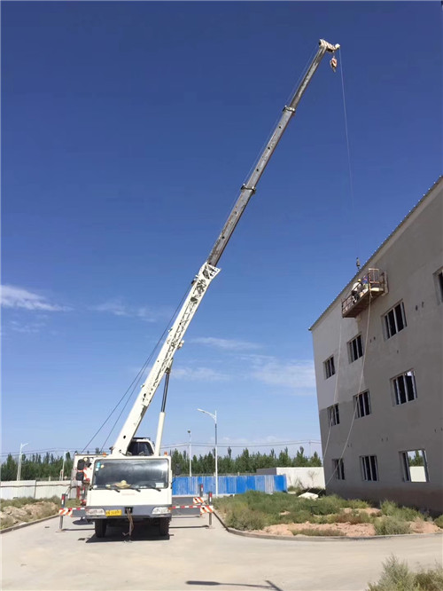 荣昌区“轻装强干”—— 吊车的 “轻量化臂架” 技术